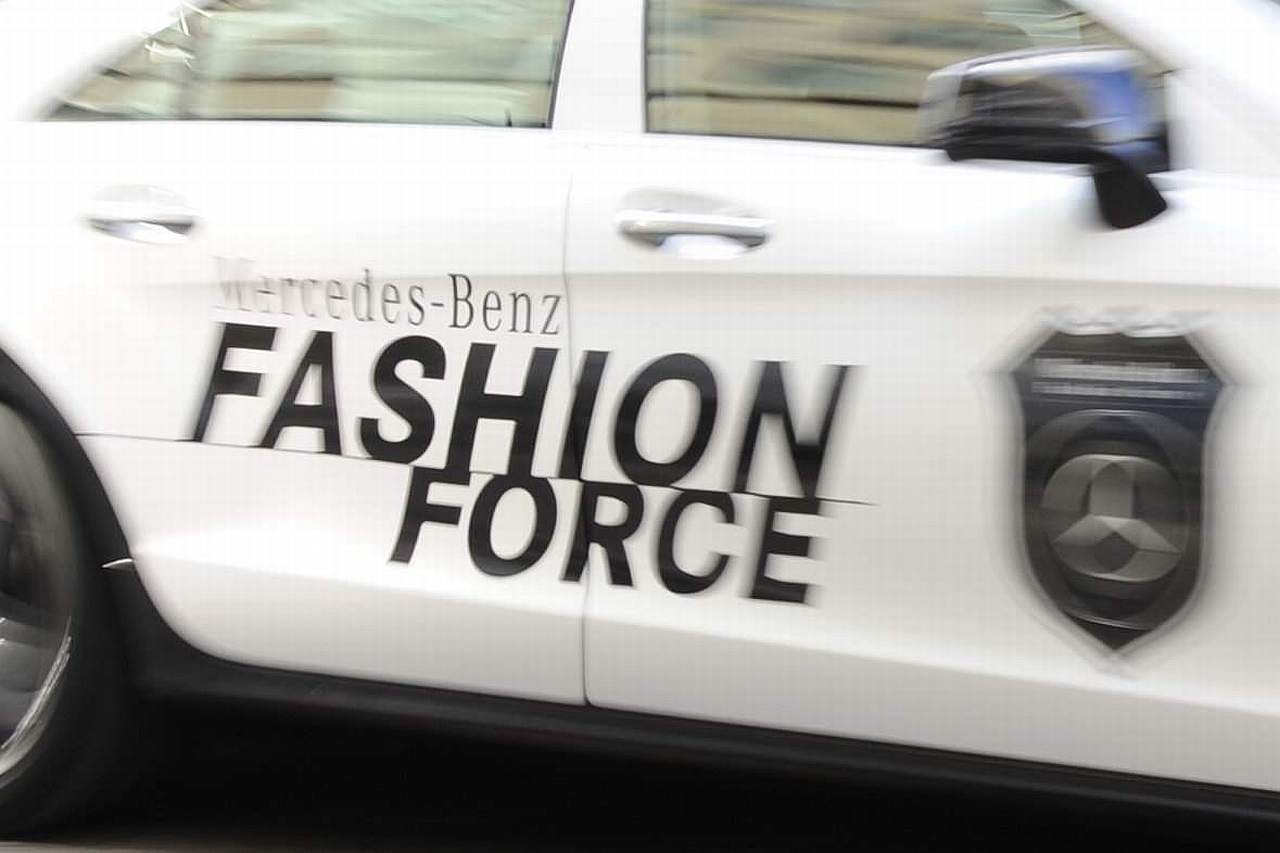 Mercedes Fashion Force S0-Mercedes-une-brigade-en-CLS-63-AMG-police-pour-arreter-les-gens-trop-bien-habilles-dans-New-York-212413
