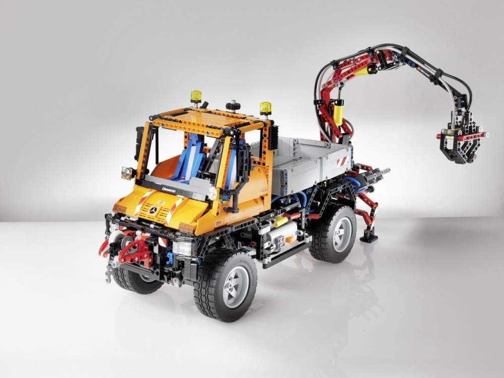 Mercedes Benz Unimog : La légende fête ses 60 ans  The-lego-technic-unimog-u-400-2