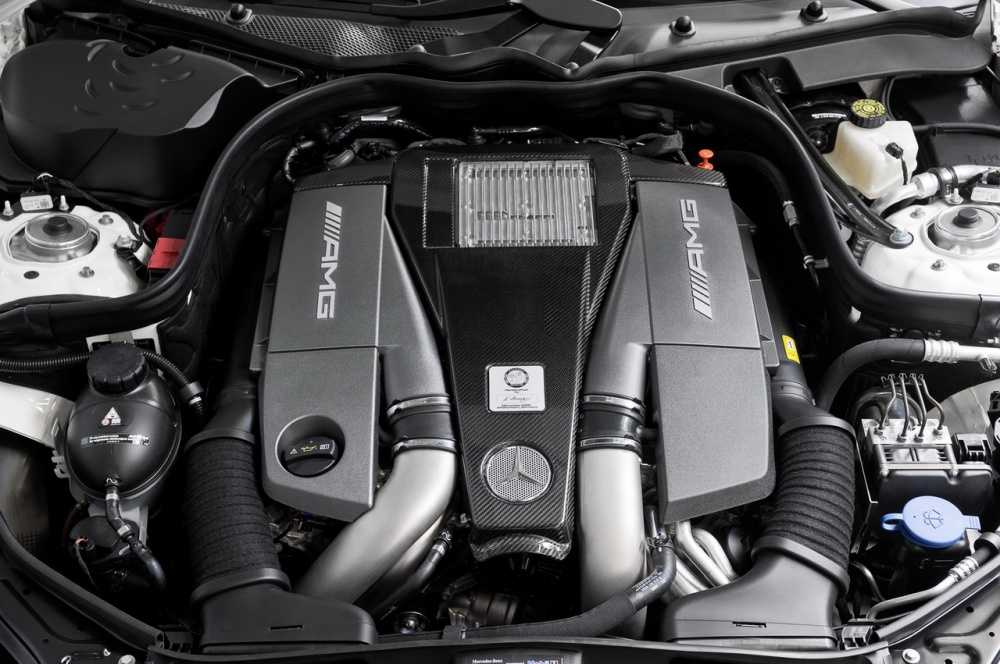 La Mercedes E63 AMG (W212) E-63-AMG-with-the-new-v8-biturbo-engine-12