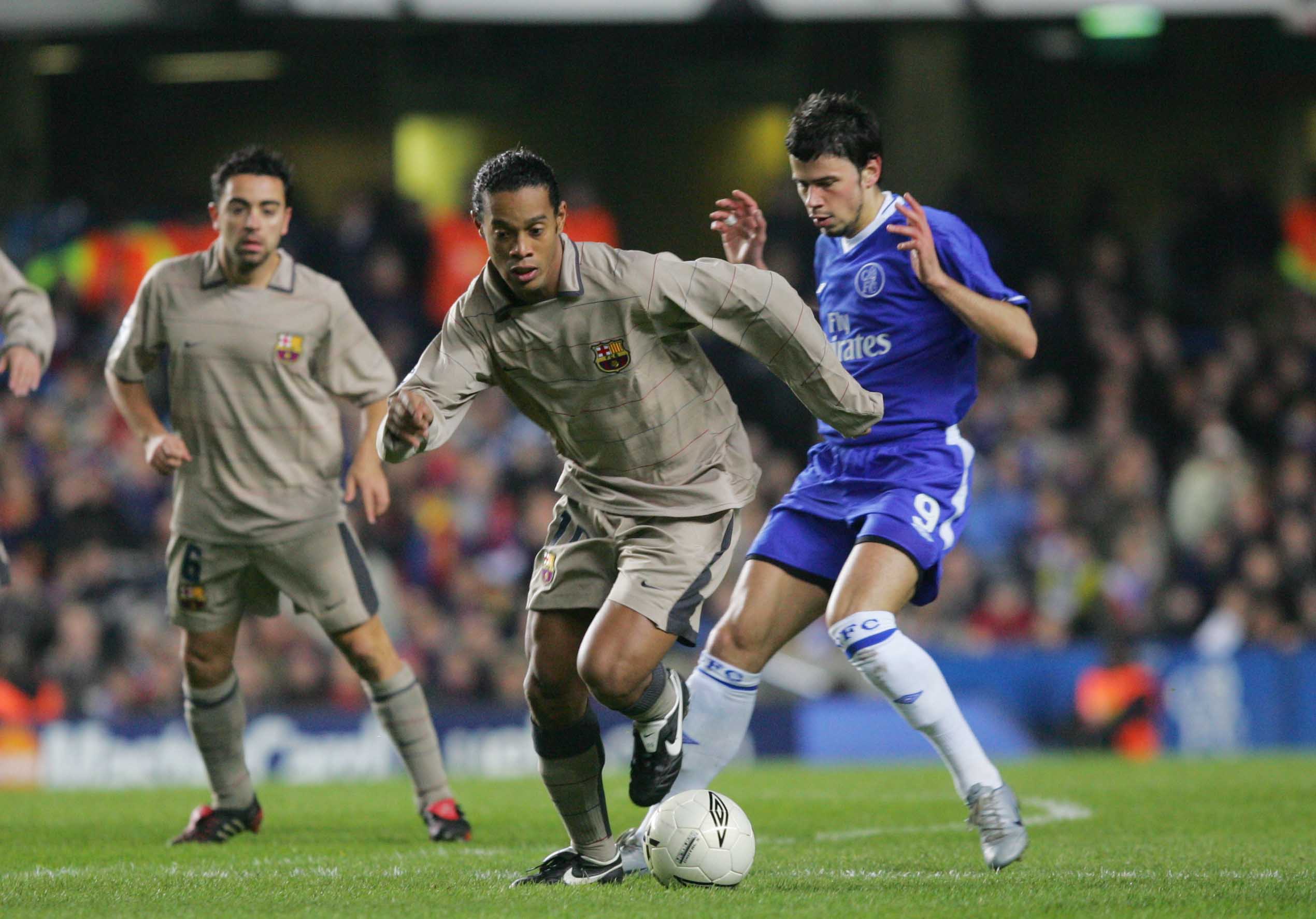 cules El topic de la reminiscencia blaugrana.  Caòtic: insults amenaces... hasta contra els difunts - Página 6 Ronaldinho-se-va-de-kezman-ante-la-atenta-mirada-de-xavi-en-el-chelsea-barcelona-de-la-2004-05--fcbarcelona