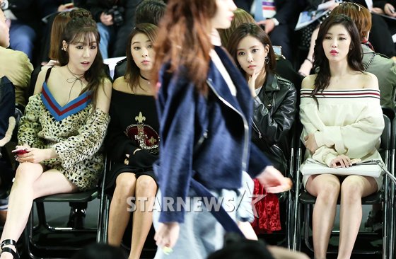 [PIC][24-03-2016]Tiffany tham dự Show diễn của thương hiệu "YCH" trong khuôn khổ "HERA SEOUL FASHION WEEK S/S 2016" vào sáng nay 2016032411573621439_1