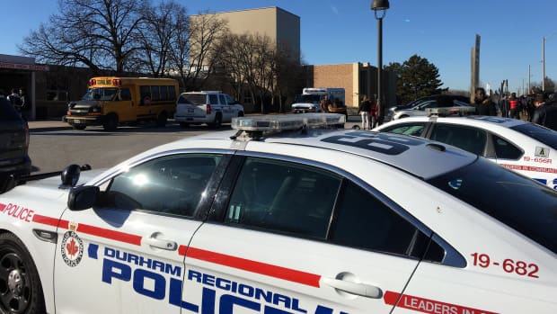 Teen girl wielding 2 knives attacks students at Dunbarton High School: police Dunbarton-high-school-stabbing