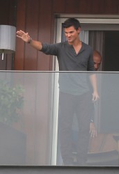 Taylor Lautner - Imagenes/Videos de Paparazzi / Estudio/ Eventos etc. - Página 38 F60aeb216938554