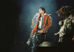 BAD WORLD TOUR  980cef232525020