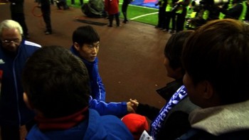 [Random] Minho inesperadamente conhece a estrela do futebol Park Jisung na Inglaterra F76c73235891165