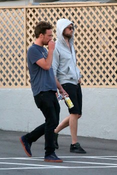 20 Abril - NUEVAS Fotos HQ de Robert Pattinson con sus Amigos en Malibú!!! (Abril 18) 5f7740249870948