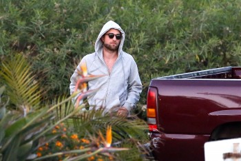 20 Abril - NUEVAS Fotos HQ de Robert Pattinson con sus Amigos en Malibú!!! (Abril 18) 7165a2249870910