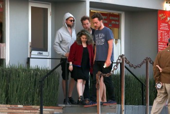 20 Abril - NUEVAS Fotos HQ de Robert Pattinson con sus Amigos en Malibú!!! (Abril 18) B8547b249870855