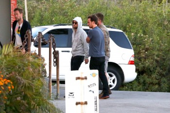 20 Abril - NUEVAS Fotos HQ de Robert Pattinson con sus Amigos en Malibú!!! (Abril 18) E6c44b249870884