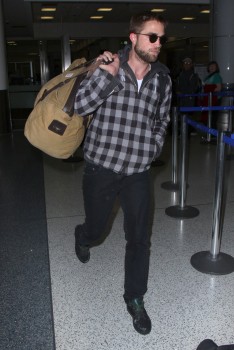 24 Abril-Fotos HQ de Robert Pattinson en LAX llegando de NYC (Abril 23) 6cc2ef250621259