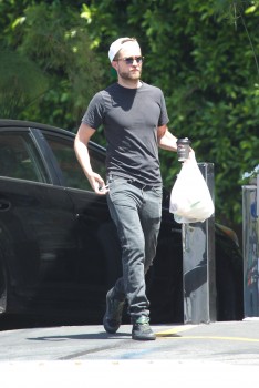 29 Abril - NUEVAS Fotos de Robert Pattinson en L.A!!! (26/Abril) Fafdad251489557