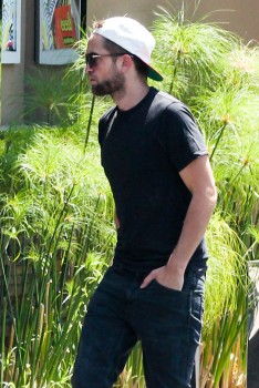 29 Abril - NUEVAS Fotos de Robert Pattinson en L.A!!! (26/Abril) Fbf2e4251489210