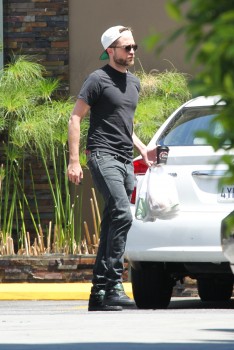 29 Abril - NUEVAS Fotos de Robert Pattinson en L.A!!! (26/Abril) Fe6174251489404