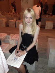 Dakota Fanning / Michael Sheen - Imagenes/Videos de Paparazzi / Estudio/ Eventos etc. - Página 6 365e32253983724