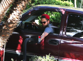 21 Mayo-Nuevas fotos de Rob en LA con Bear y Bernie 42f1c8255501857