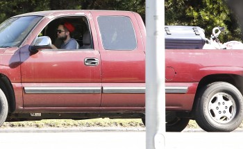 21 Mayo-Nuevas fotos de Rob en LA con Bear y Bernie 54f02c255501385