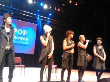 [PICS] 130629 NU'EST entrevista + mini show na Turquia (Turkey) 864791263500606