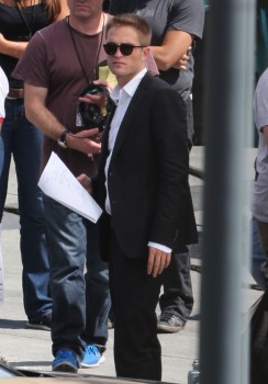 18 Agosto - Nuevas imágenes HQ de Rob en el set de "Map to the Stars" en LA!!! (17 Agosto) C11078271039776