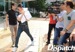 [NEWS] Heechul cumprimenta seus fãs após sua dispensa do serviço militar C322b1273017031