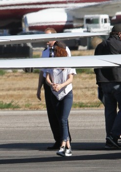 6 Noviembre-Fotos: Rob y Kristen cogiendo un avión privado rumbo a NYC  39482d218944585