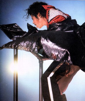 BAD WORLD TOUR  1fb78f232520034