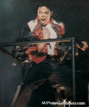 BAD WORLD TOUR  565ad2232520938