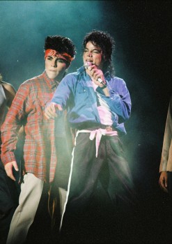 BAD WORLD TOUR  9c050f232534172