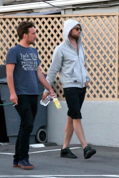 20 Abril - NUEVAS Fotos HQ de Robert Pattinson con sus Amigos en Malibú!!! (Abril 18) 3aa340249870980