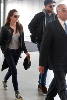 9 Mayo-Nuevas Fotos de Rob y Kristen en Nueva York – (HQ/sin marcas) 8cb0a5253564897