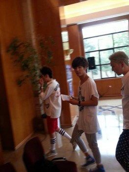 [PICS] 130629 NU'EST entrevista + mini show na Turquia (Turkey) Eed30a263501046