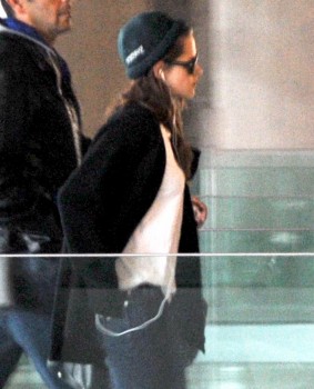 Kristen en el Aereopuerto de Paris Fe5143212608968