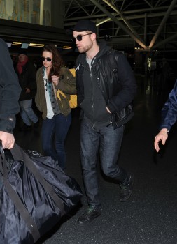 27 Noviembre - Imágenes de Robert Con Kristen en el aeropuerto de NY el 26/11/12 1fe30c222702954