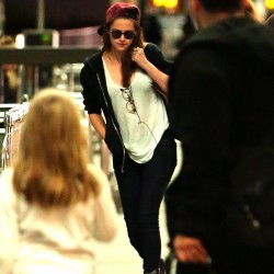 Kristen Stewart - Imagenes/Videos de Paparazzi / Estudio/ Eventos etc. - Página 31 49a330229010452