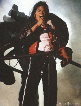 BAD WORLD TOUR  Ba8cac232519933