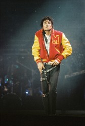 BAD WORLD TOUR  3ae8f4232525026