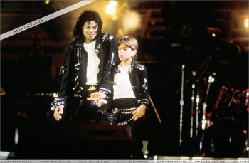 BAD WORLD TOUR  Cc66b3232532820