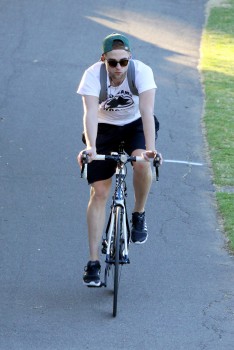 26 Enero - Nuevas imágenes de Robert en bicicleta por Adelaide (22/01) 85d3d8233940922