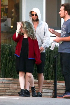 20 Abril - NUEVAS Fotos HQ de Robert Pattinson con sus Amigos en Malibú!!! (Abril 18) 49a090249871092