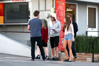 20 Abril - NUEVAS Fotos HQ de Robert Pattinson con sus Amigos en Malibú!!! (Abril 18) 74e2eb249870864