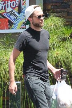 29 Abril - NUEVAS Fotos de Robert Pattinson en L.A!!! (26/Abril) Cdf0aa251489615