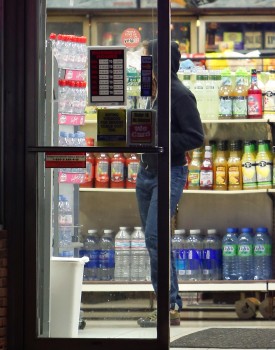 30 Abril - NUEVAS Fotos de Robert & Kristen Saliendo de una Tienda!!! (28/Abril) 49ee2b251670365