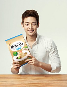  [News] Minho mostra seu desejo por macarrão em seu novo comercial para 'Gluten Free Rice Pasta' B7e938252424394