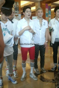 [PICS] 130629 NU'EST entrevista + mini show na Turquia (Turkey) 626565263501075