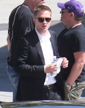 18 Agosto - Nuevas imágenes HQ de Rob en el set de "Map to the Stars" en LA!!! (17 Agosto) E956f3271039988