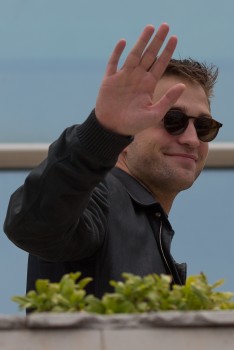 19 Mayo - Rob en el Photocall de Maps to the Stars en el Festival de Cine de Cannes 2014!!!! 5cfdb8327498377