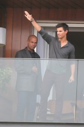 Taylor Lautner - Imagenes/Videos de Paparazzi / Estudio/ Eventos etc. - Página 38 851bb5216936761