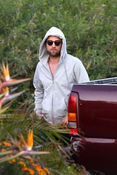 20 Abril - NUEVAS Fotos HQ de Robert Pattinson con sus Amigos en Malibú!!! (Abril 18) 554529249870085