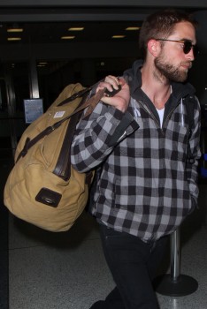 24 Abril-Fotos HQ de Robert Pattinson en LAX llegando de NYC (Abril 23) 7bef64250621195