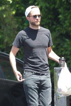 29 Abril - NUEVAS Fotos de Robert Pattinson en L.A!!! (26/Abril) 182f1a251489599