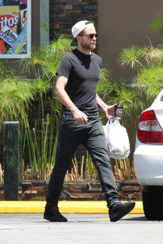 29 Abril - NUEVAS Fotos de Robert Pattinson en L.A!!! (26/Abril) Cd80eb251489525